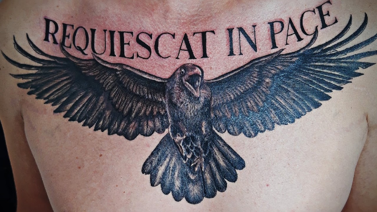 Tatuador aplicando detalles de alta precisión en Ituzaingó